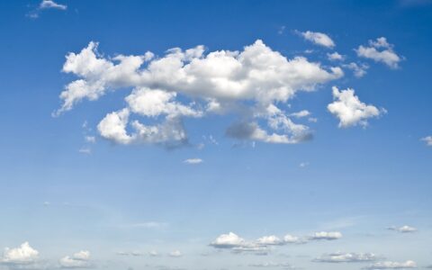 英语美文欣赏：Clouds 飘忽的云