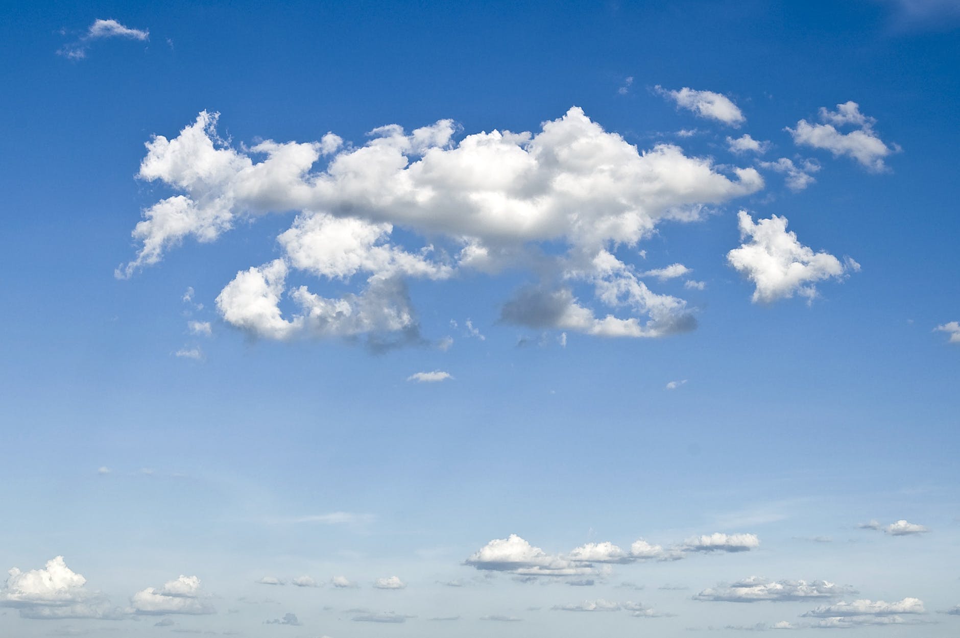 英语美文欣赏：Clouds 飘忽的云