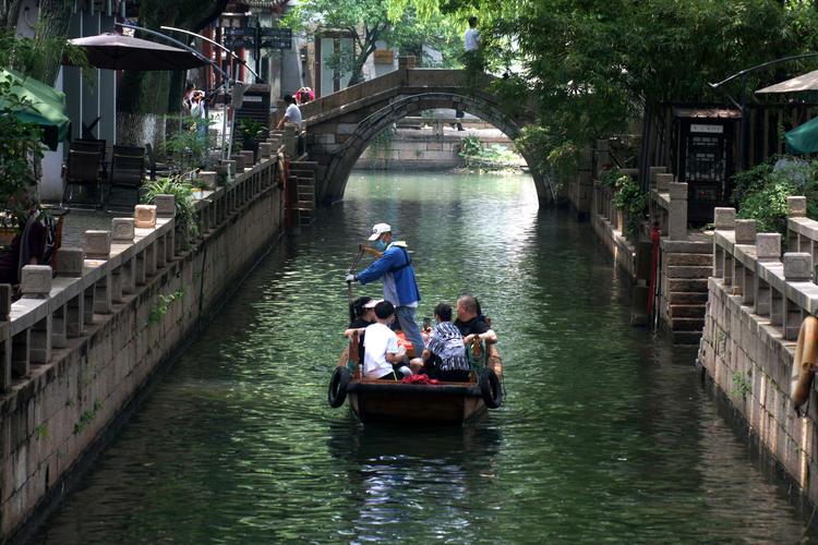 为各位旅游爱好者推荐十个必去的景点，五一可以带家人去转转