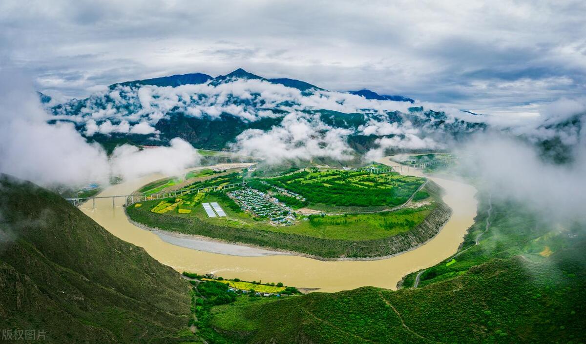 为各位旅游爱好者推荐十个必去的景点，五一可以带家人去转转