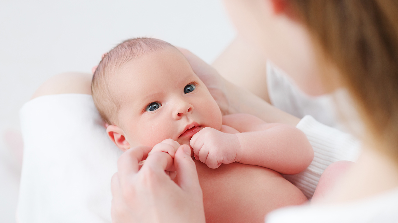 <strong>如何防止宝宝溢奶？妈妈最常用的拍打嗝方式有哪些？</strong>