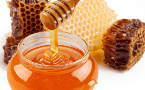 <strong>蜂蜜洗脸的好处都有哪些？用蜂蜜洗脸有哪些注意事项？</strong>