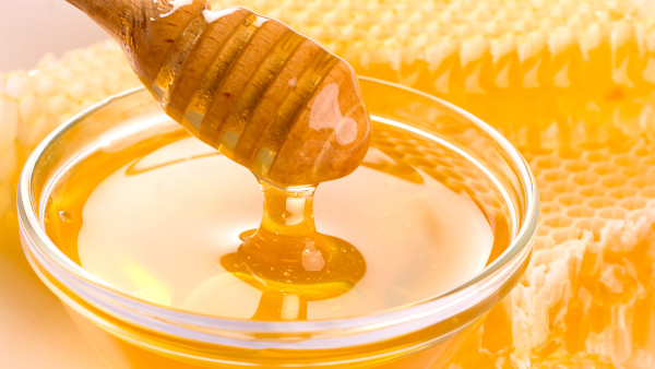 <strong>周岁以内的婴儿不宜吃蜂蜜吗？最佳吃"蜜"时间是几点？</strong>