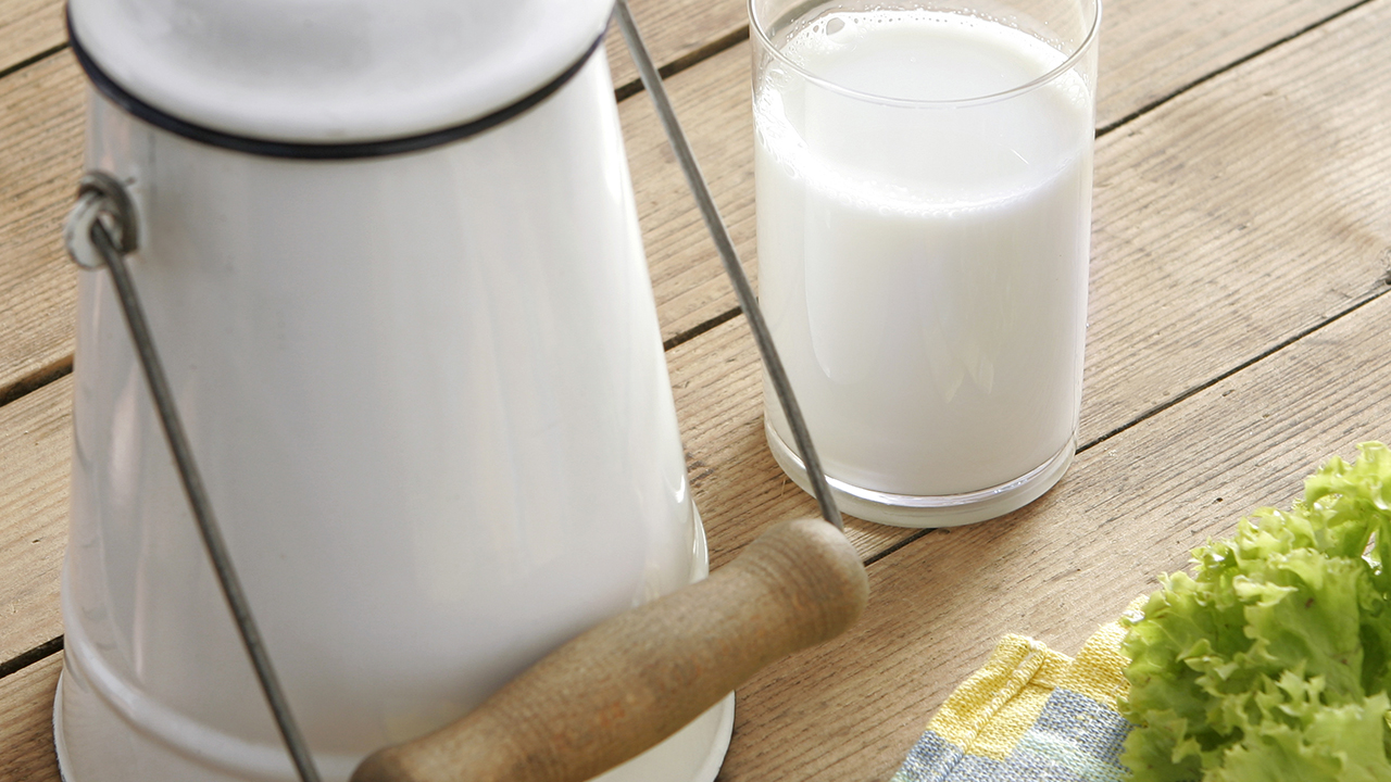 <strong>睡前喝牛奶会升血糖吗？酸奶有助于控制血糖吗？</strong>