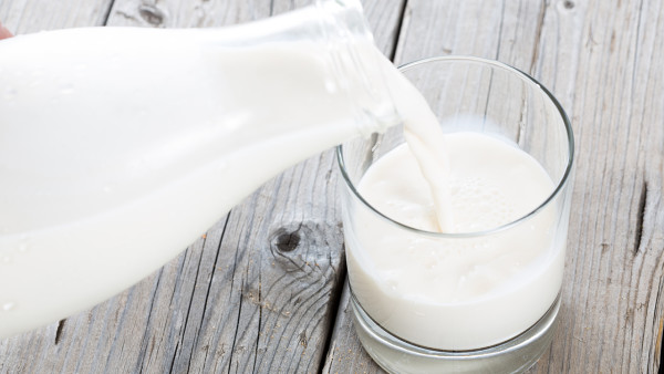 <strong>睡前多久喝牛奶有助于长高？怎么养成睡前喝牛奶的好习惯？</strong>