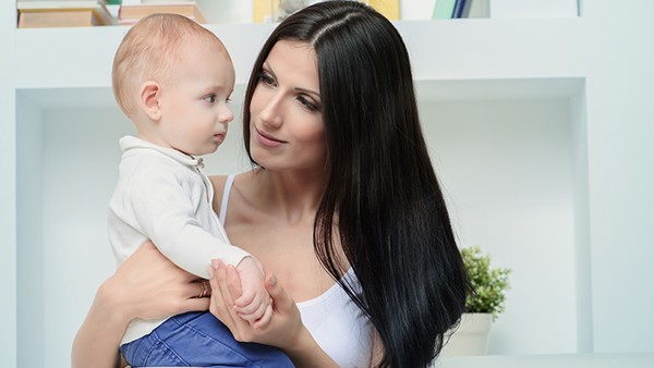 <strong>如何防止宝宝溢奶？妈妈最常用的拍打嗝方式有哪些？</strong>