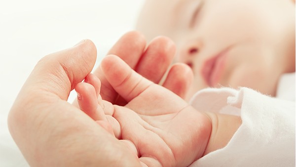 <strong>牛奶喂养的婴儿更易便秘吗？如何训炼宝宝的排便习惯？</strong>