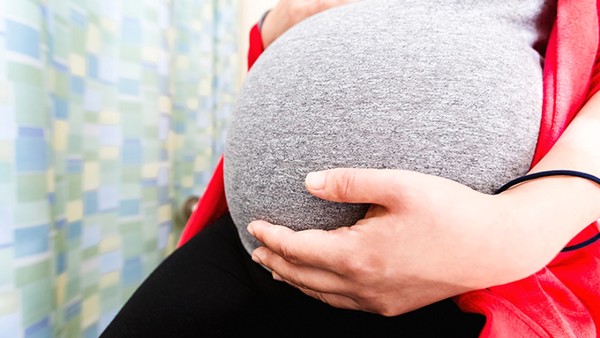 <strong>什么原因导致八个月胎儿打嗝？妈妈的生活习惯会影响胎儿吗？</strong>