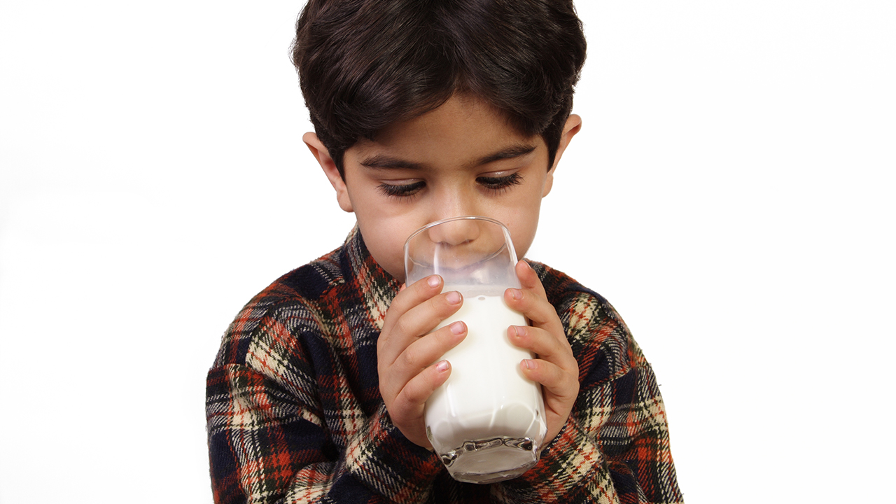<strong>腿抽筋吃什么好？喝牛奶是补充钙剂最安全有效的途径</strong>