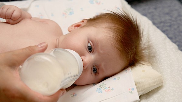 <strong>宝宝吃奶打嗝如何处理？如何预防婴儿喝奶打嗝？</strong>