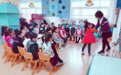 幼儿园中班体育《玩足球》教学设计含反思